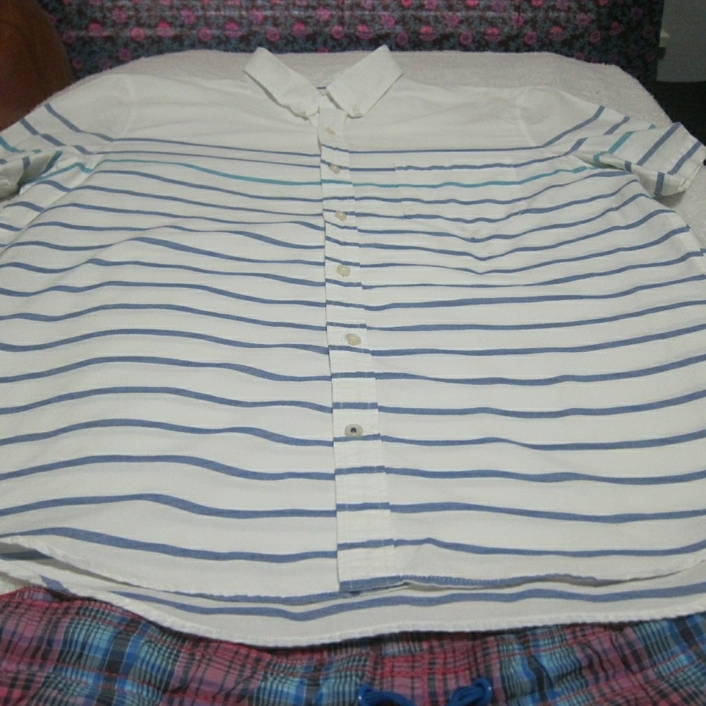 Vintage American Eagle Button Up & H&M Shorts S4U